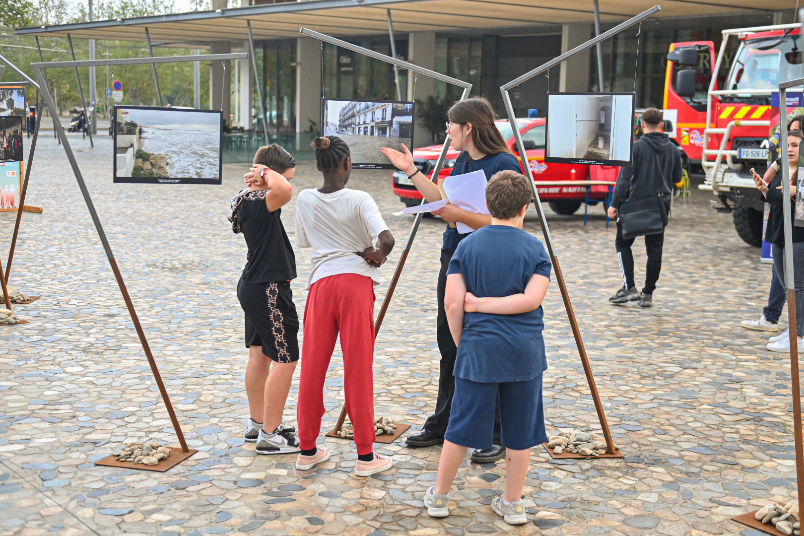 enfants sur le village de la prévetion