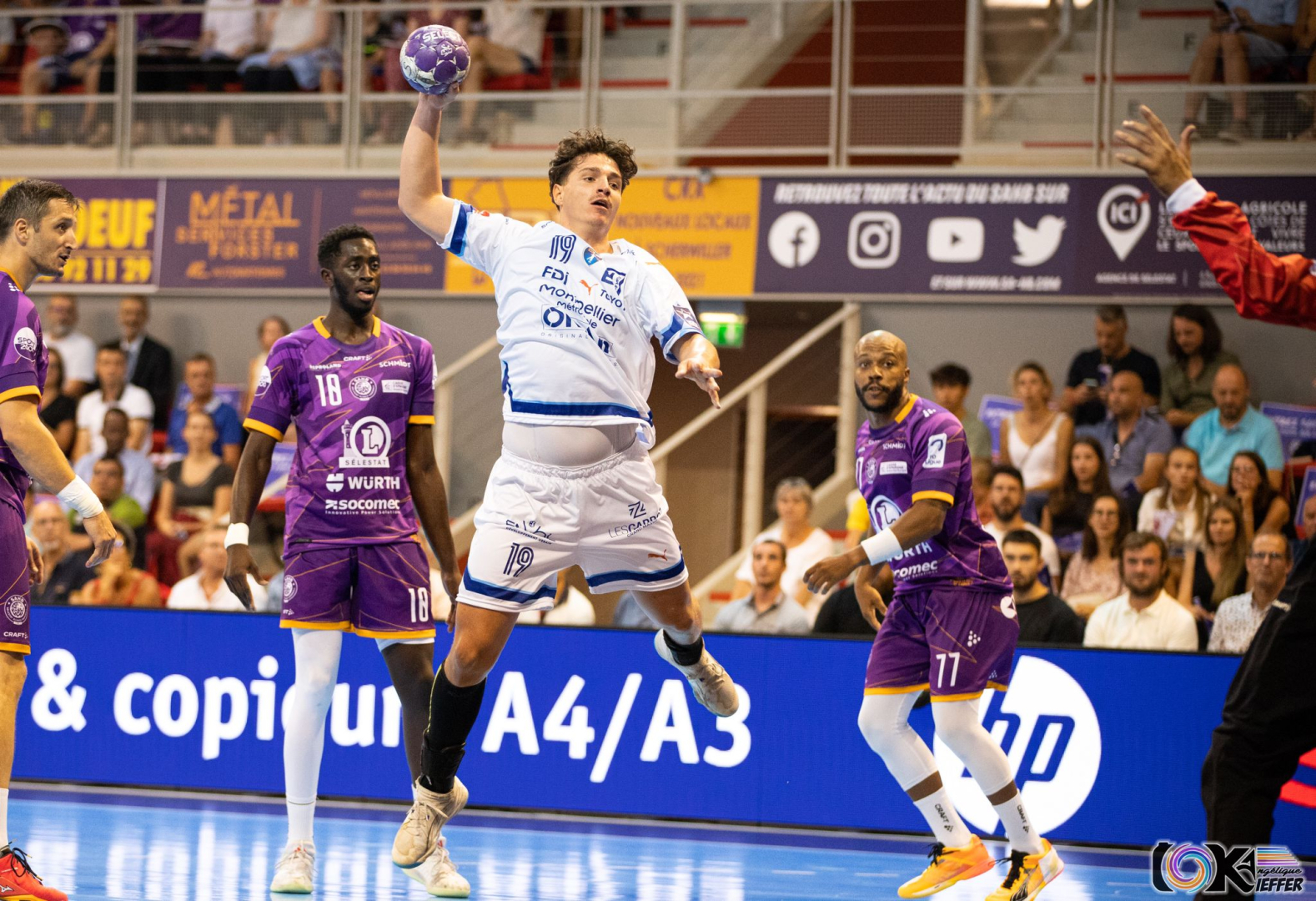 Arthur Lenne avec le nouveau maillot du MHB lors du premier de la saison contre Sélestat en Coupe de France