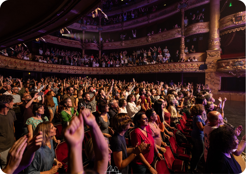 Salle comble et public debout à l'Opéra Comédie