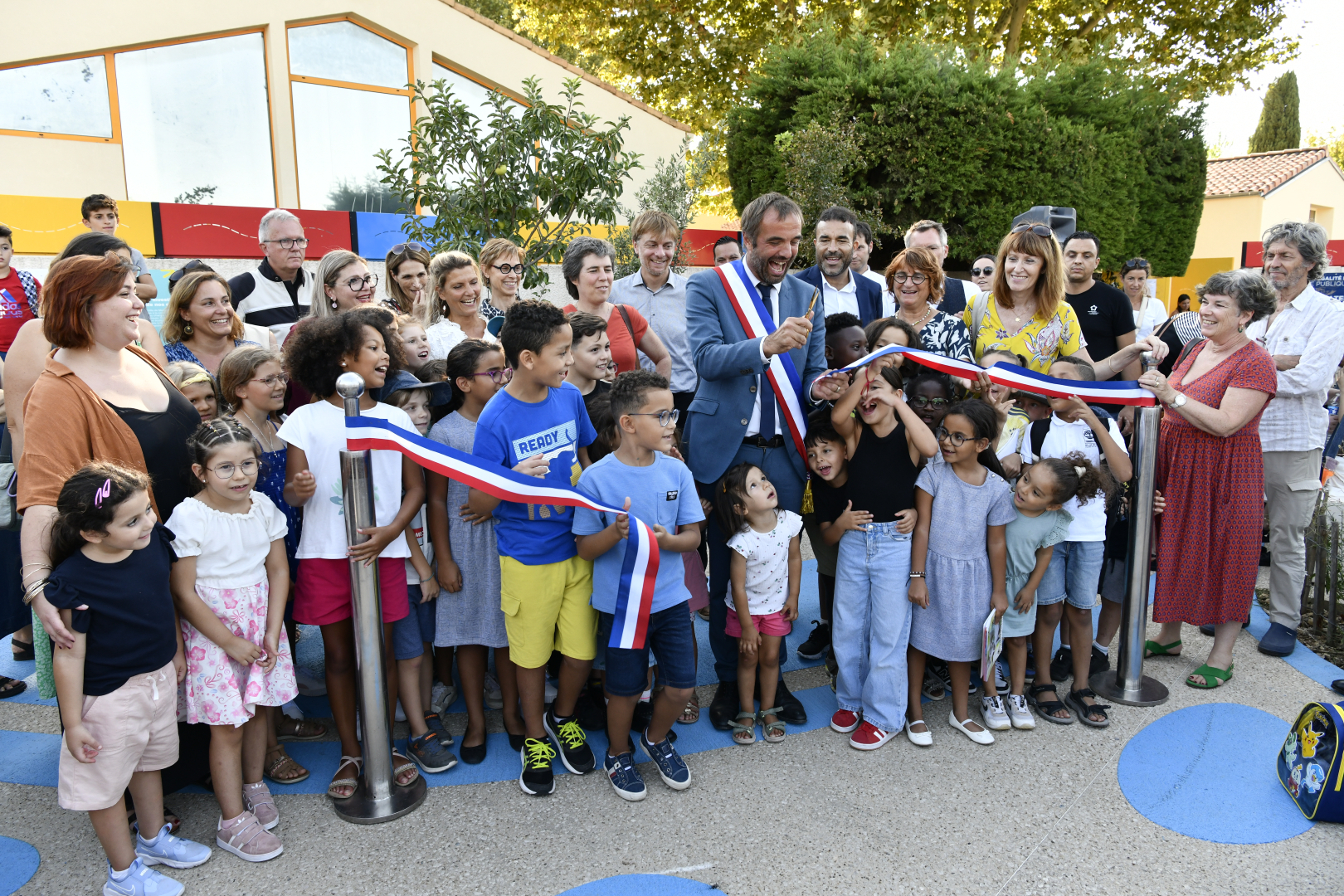 Ruban inaugural avec les enfants