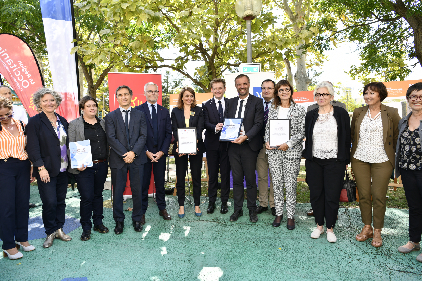 Photo de famille de la triple signature de conventions devant l'espace Gisèle Halimi 