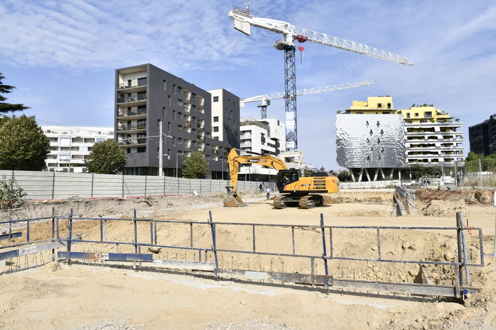 vue du chantier avec pelle mécanique 