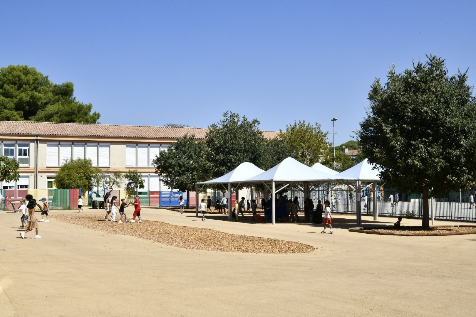 La cour de l'école a été désimperméabilisée, végétalisée et reconfigurée  