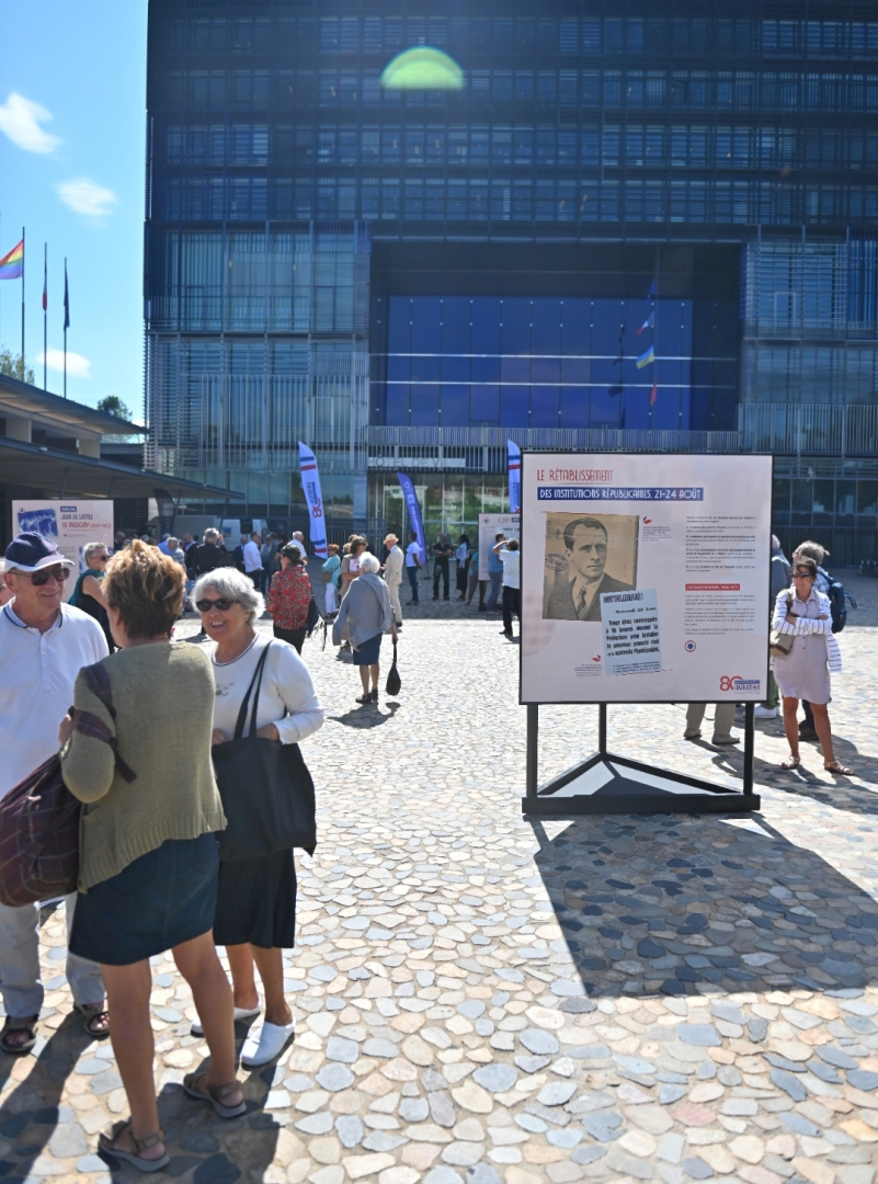 Vernissage de l'exposition sur le parvis de l'Hôtel de Ville 