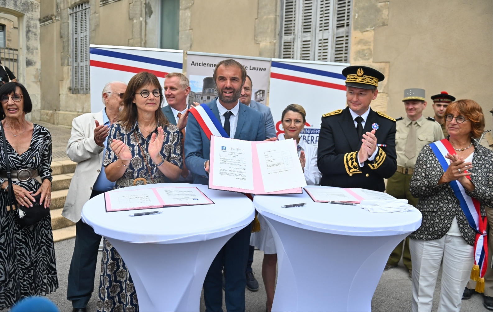 signature convention restauration de l'ancienne caserne de Lauwe 