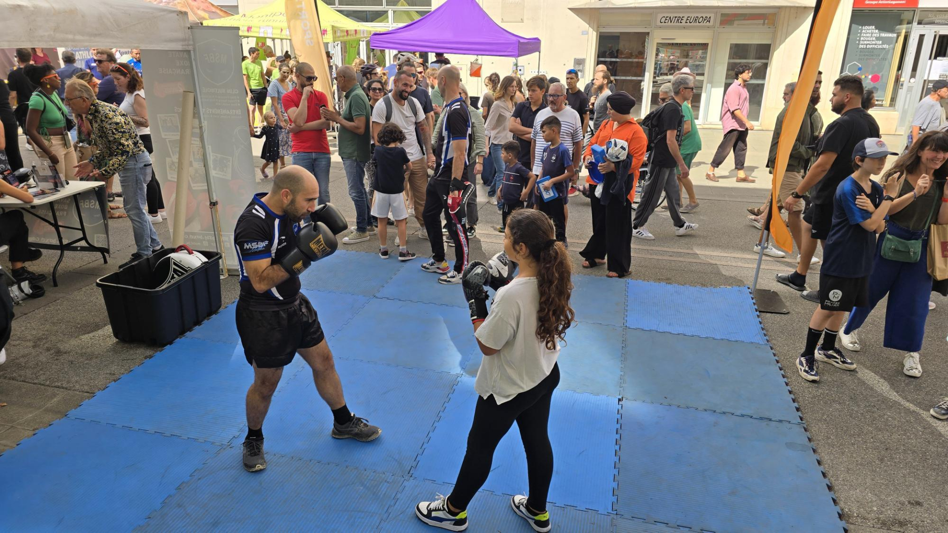 Stand avec démonstration sport de combat 