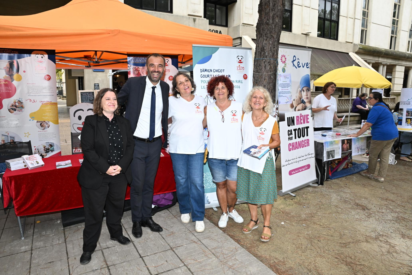 Michaël Delafosse et Elodie Brun-Mandon, conseillère municipale déléguée à la Santé et Prévention, sur le stand de l'association Rire