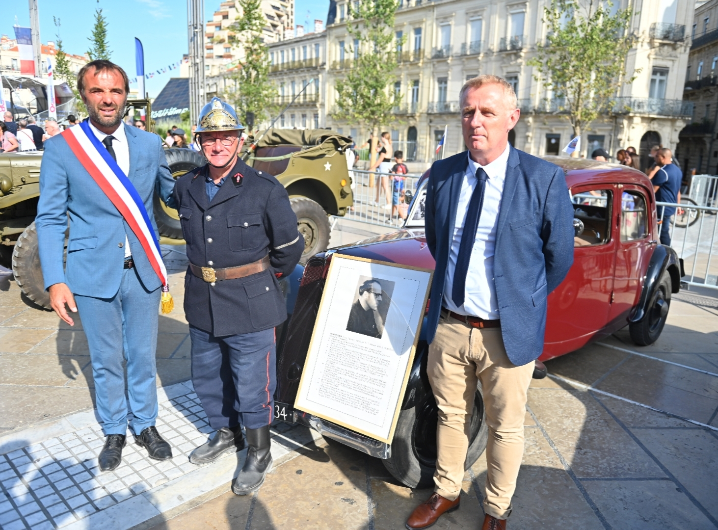 Le maire Michaël Delafosse et son adjoint Sébastien Cote, aux côtés de Georges Spitalieri qui s'occupe de l'entretien de la Traction d'époque du martyr de la Résistance Jean Guizonnier