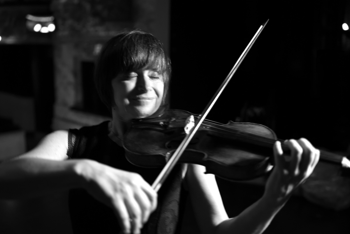 Dorota au violon photographiée par Mario Sinistaj