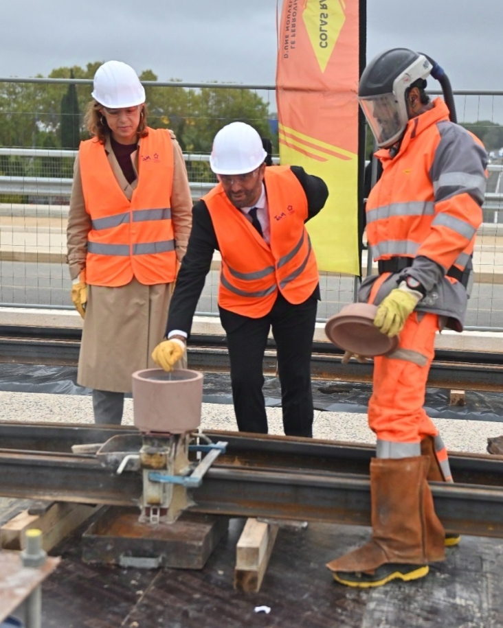 Le 17 octobre, Michaël Delafosse et Julie Frêche marquaient l'avancée du projet en réalisant la première soudure des rails aux côtés des équipes de Colas rails et de TaM.