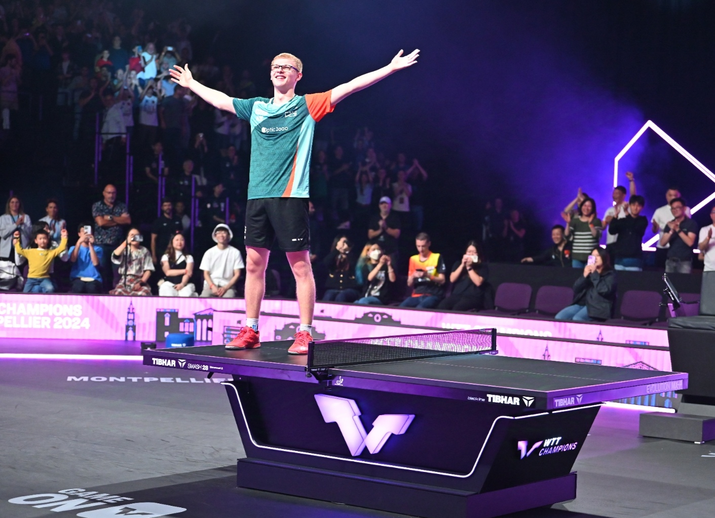 Félix Lebrun debout sur la table pour célébrer sa victoire 