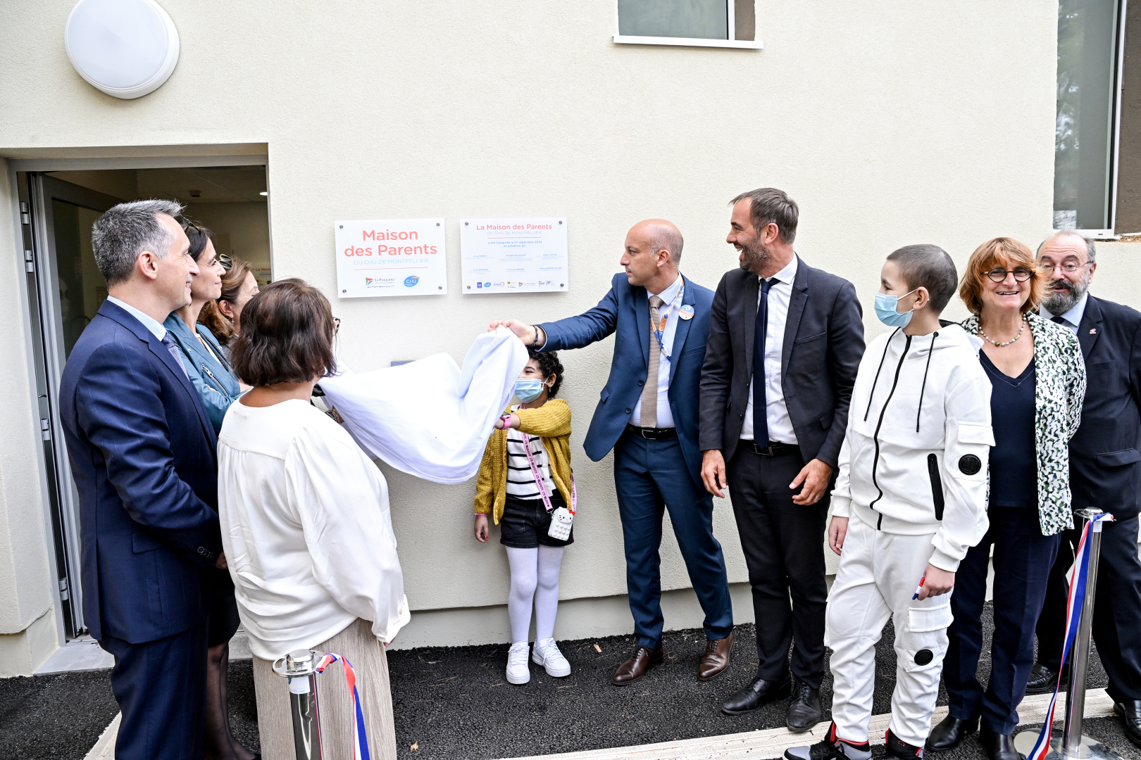 Dévoilement des plaques, lors de l'inauguration de la Maison des parents le 27 septembre 2024