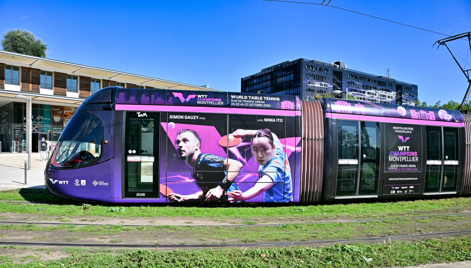 Le tramway aux couleurs du WTT Champions Montpellier avec Simon Gauzy (n°3 français) et Mima Ito (n°2 japonaise)