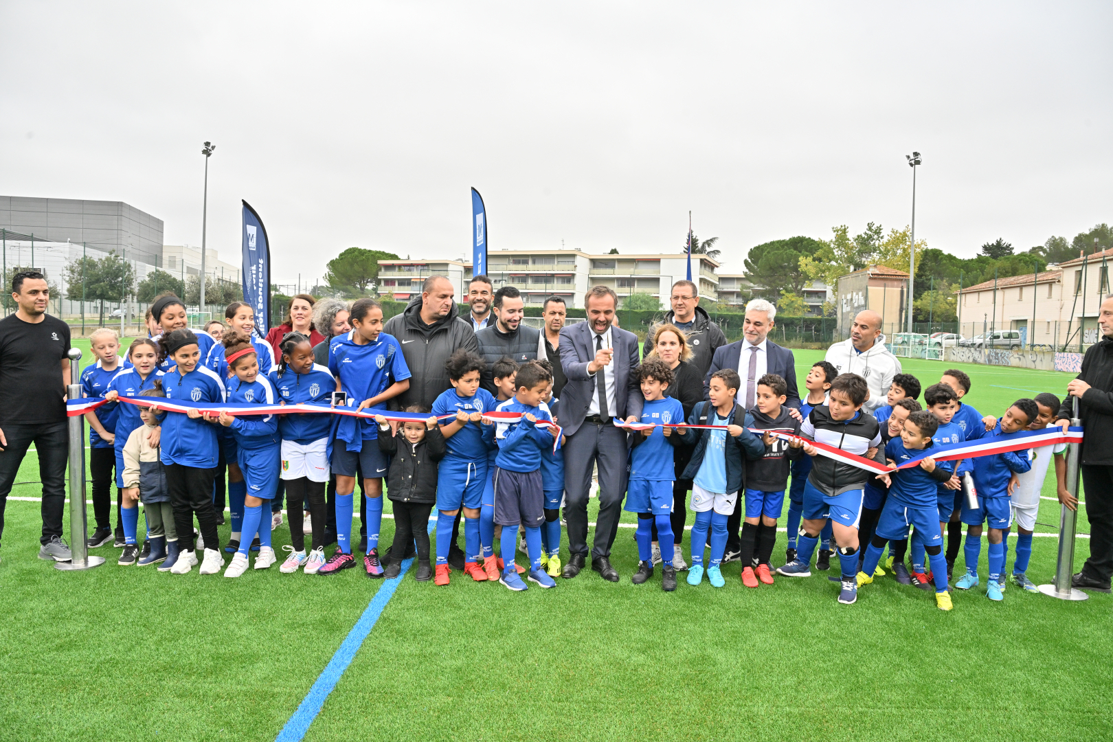 Coupe ruban inauguration terrain Louis Combette maire et jeunes licenciés