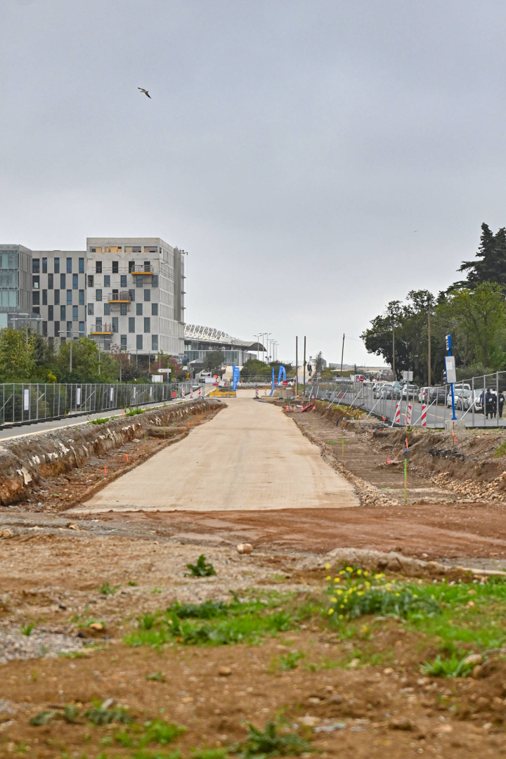 Au coeur du quartier Camabécrès, les voies du tramway et de larges coulées pour les piétons et vélos se dessinent jusqu'à la gare