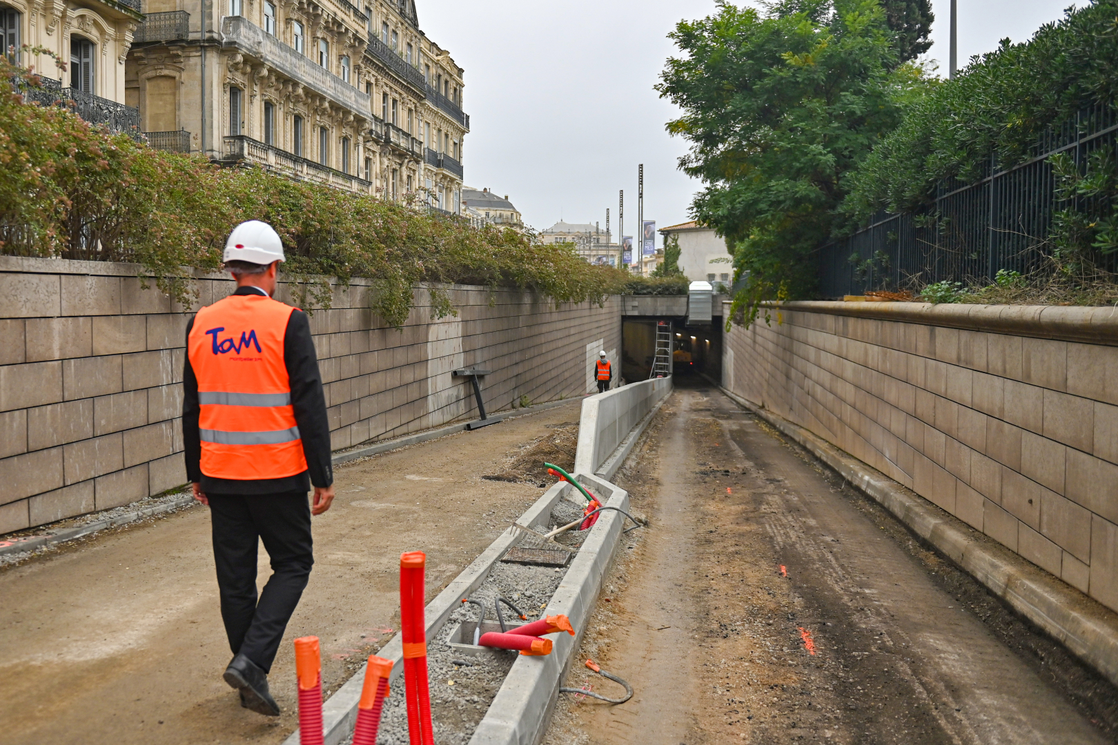 Entrée Mistral du parking Comédie : accès véhicules motorisés à droite et galerie cyclable à gauche