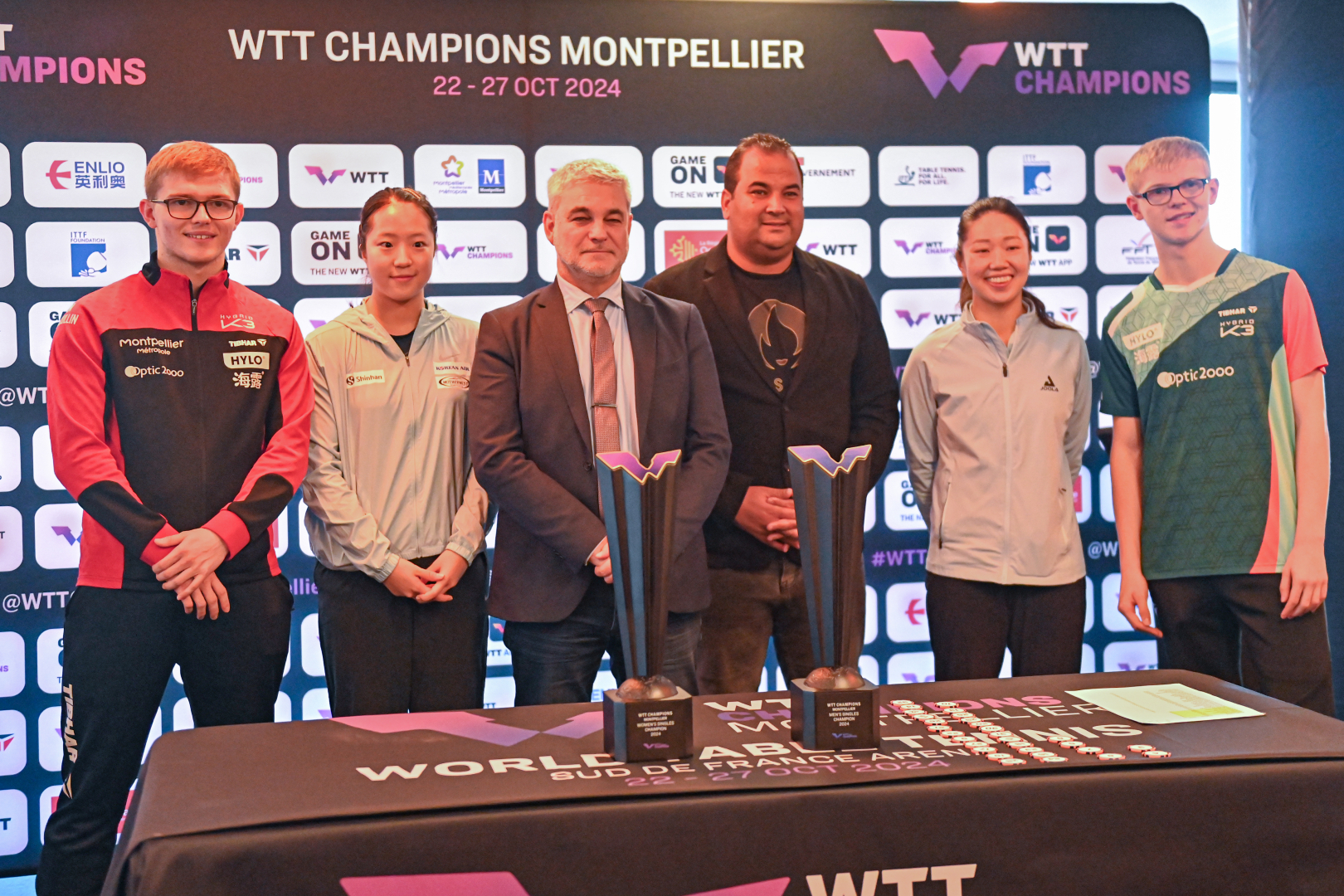 Les stars du ping-pong mondial entourent les élus Hervé Martin (Ville) et Karim Chibli (Région) lors de la présentation des coupes 