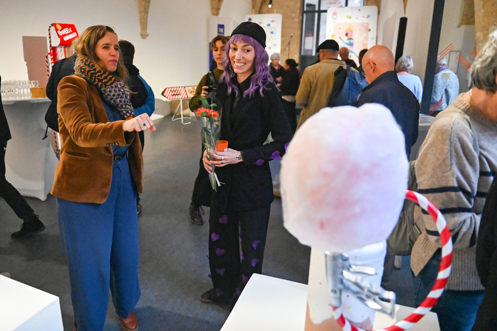 L'artiste Cake et Agnès Robin, adjointe à la Culture, devant la sculpture Barbabombone 