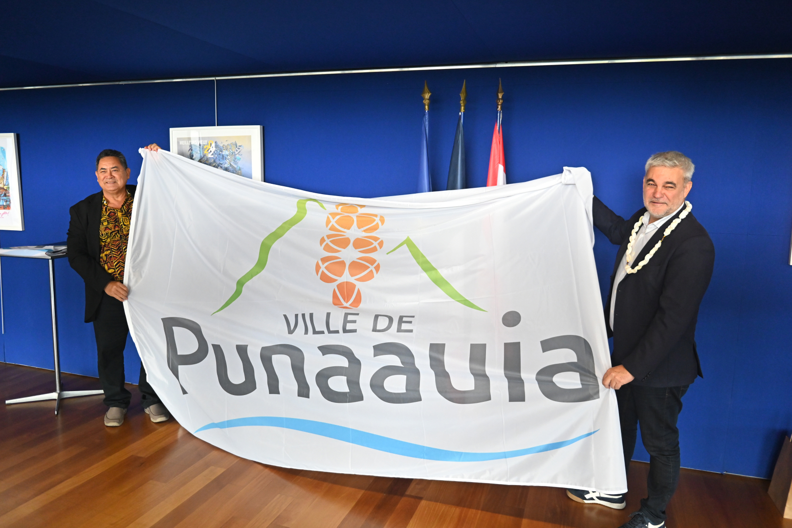 Simplicio Lissant, maire de Punaaiua, offre le drapeau de sa ville à Hervé Martin, adjoints aux Sports