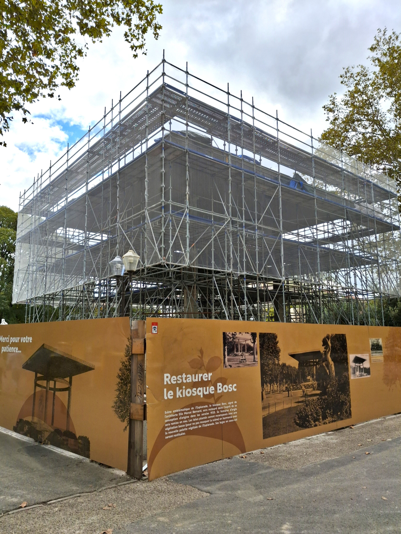 Le kiosque Bosc en chantier de rénovation, avec les échaffaudages et les panneaux d'exposition