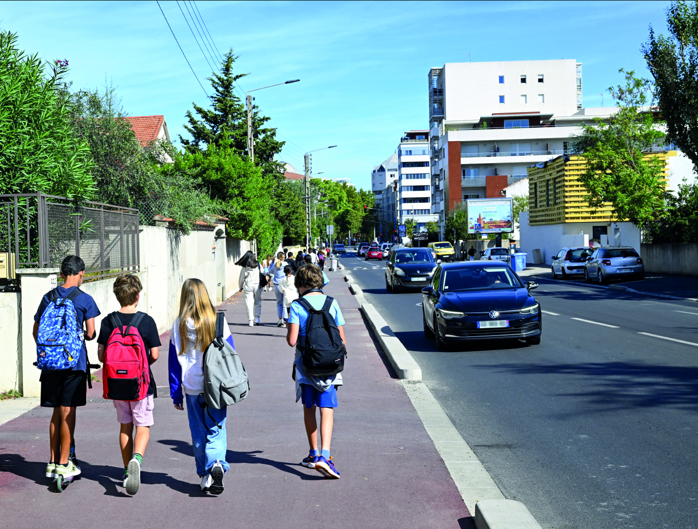 des enfants sur le trottoir