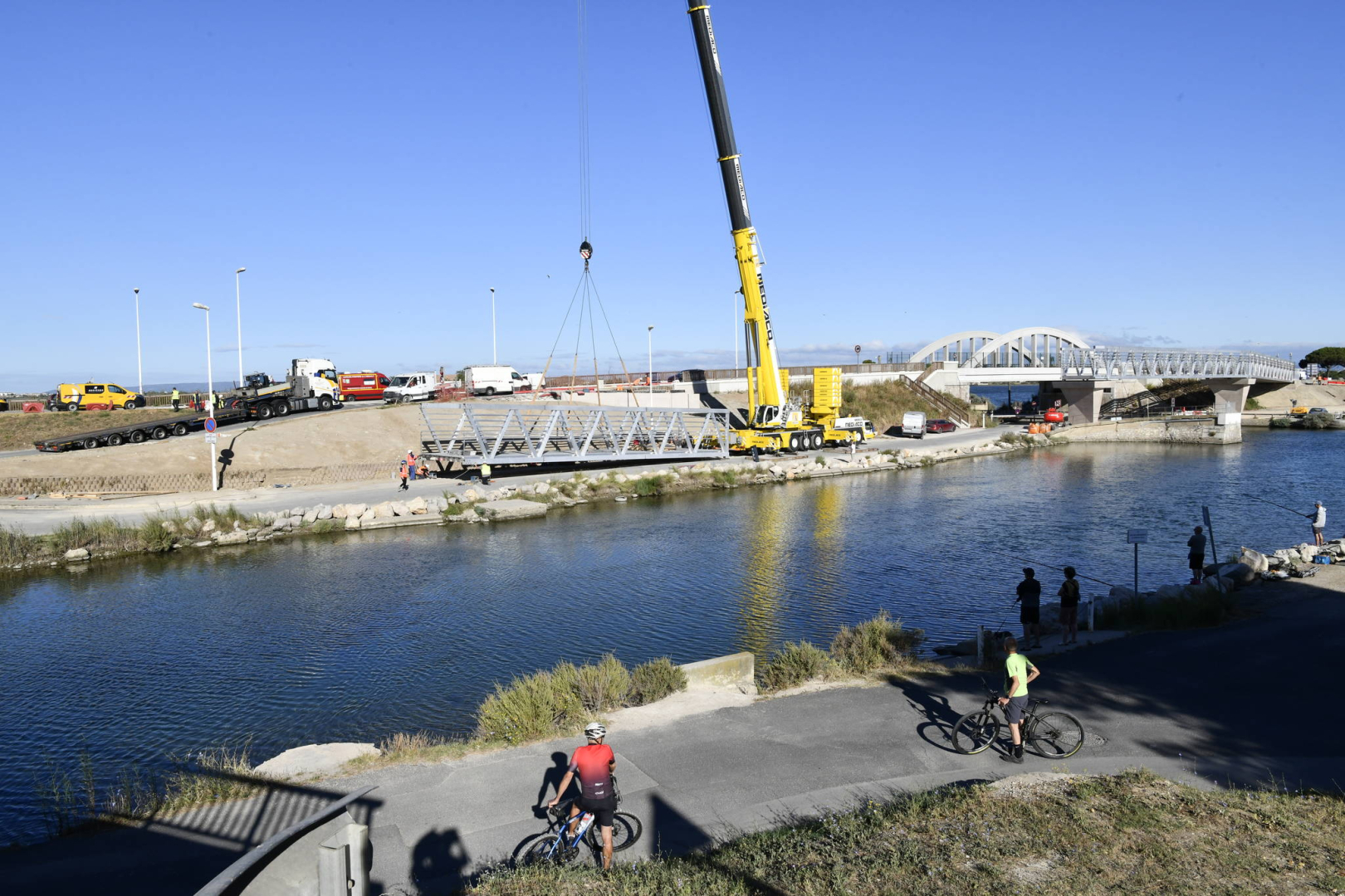 le levage de la passerelle avec une grue