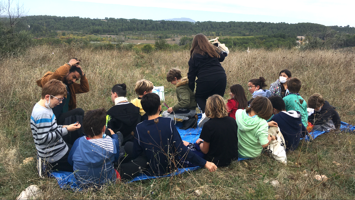 Séance d'herborisation en garrigue des élèves du collège