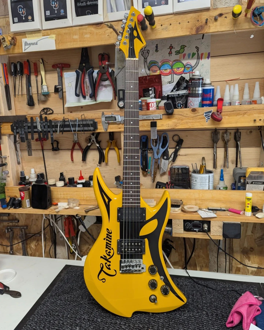 Guitare jaune dans l'atelier