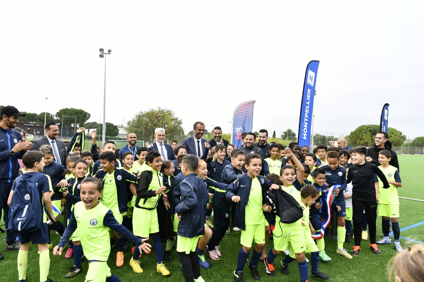 La joie des jeunes licenciés du FC Pas du Loup étrennant leur nouvelle pelouse  