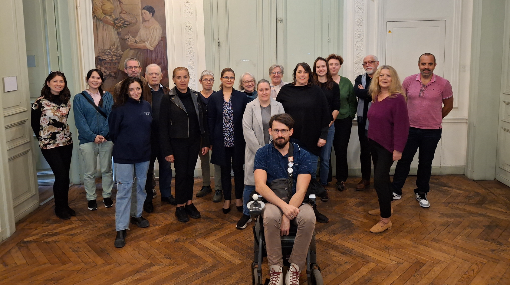 Photo de groupe des associations autour de Mylvia Houguet, adjointe au maire déléguée à la vie associative et aux Maisons pour tous