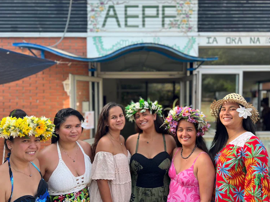 Photo des adhérentes de l'association AEPF devant le foyer à Montpellier