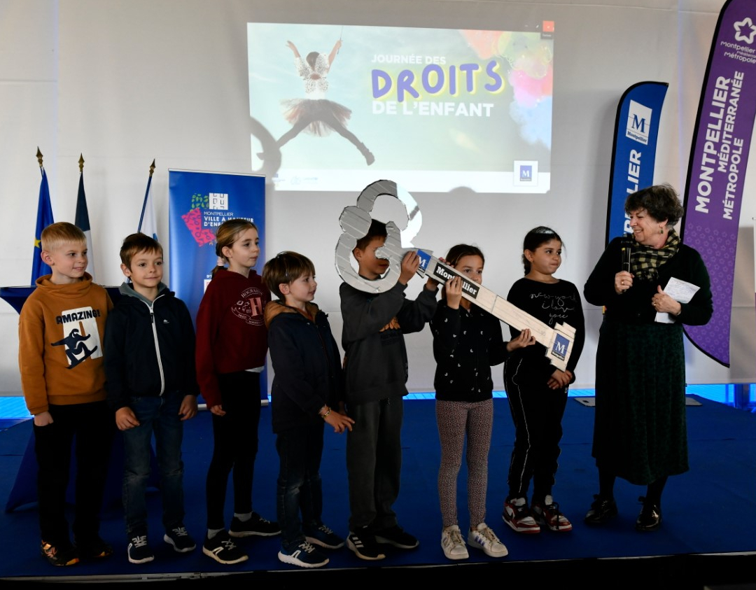Remise symbolique des clés de la Ville par Françoise Boutet-Waiss, conseillère municipale, déléguée à la Mixité scolaire, Lutte contre le harcèlement scolaire et Soutien à la parentalité