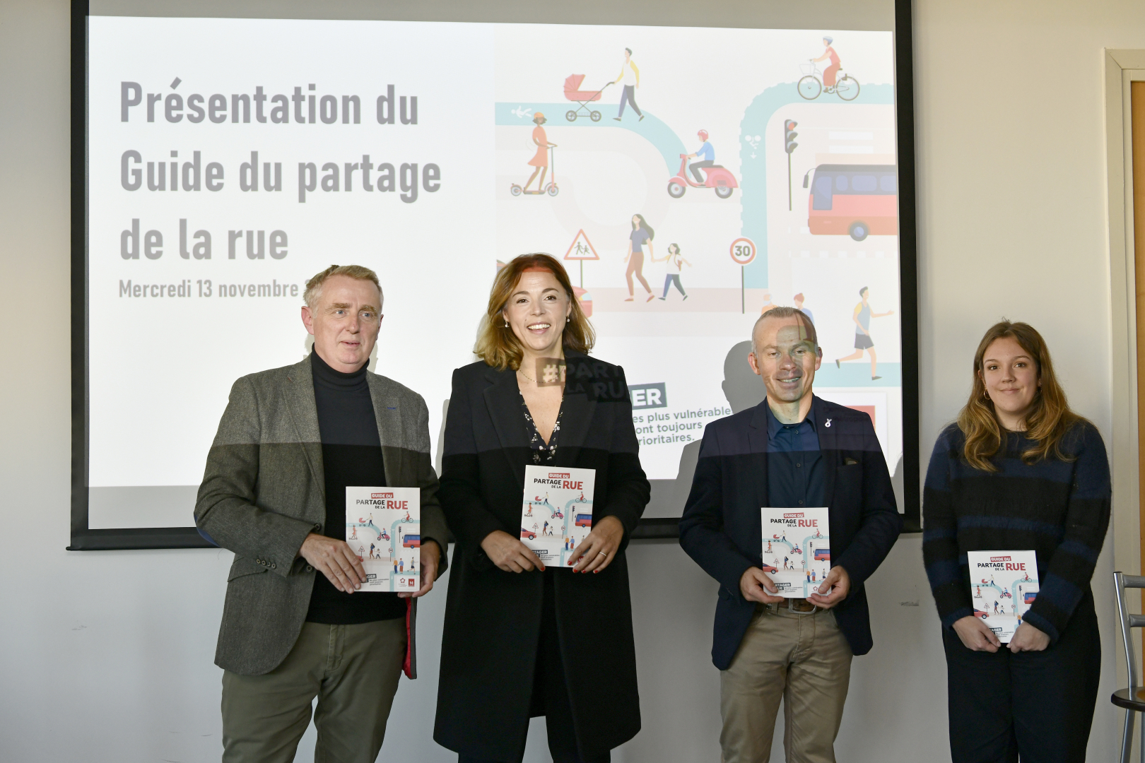 Sébastien Cote et Julie Frêche présentent le guide aux côtés de la Ligue contre la violence routière et de l'APIEU