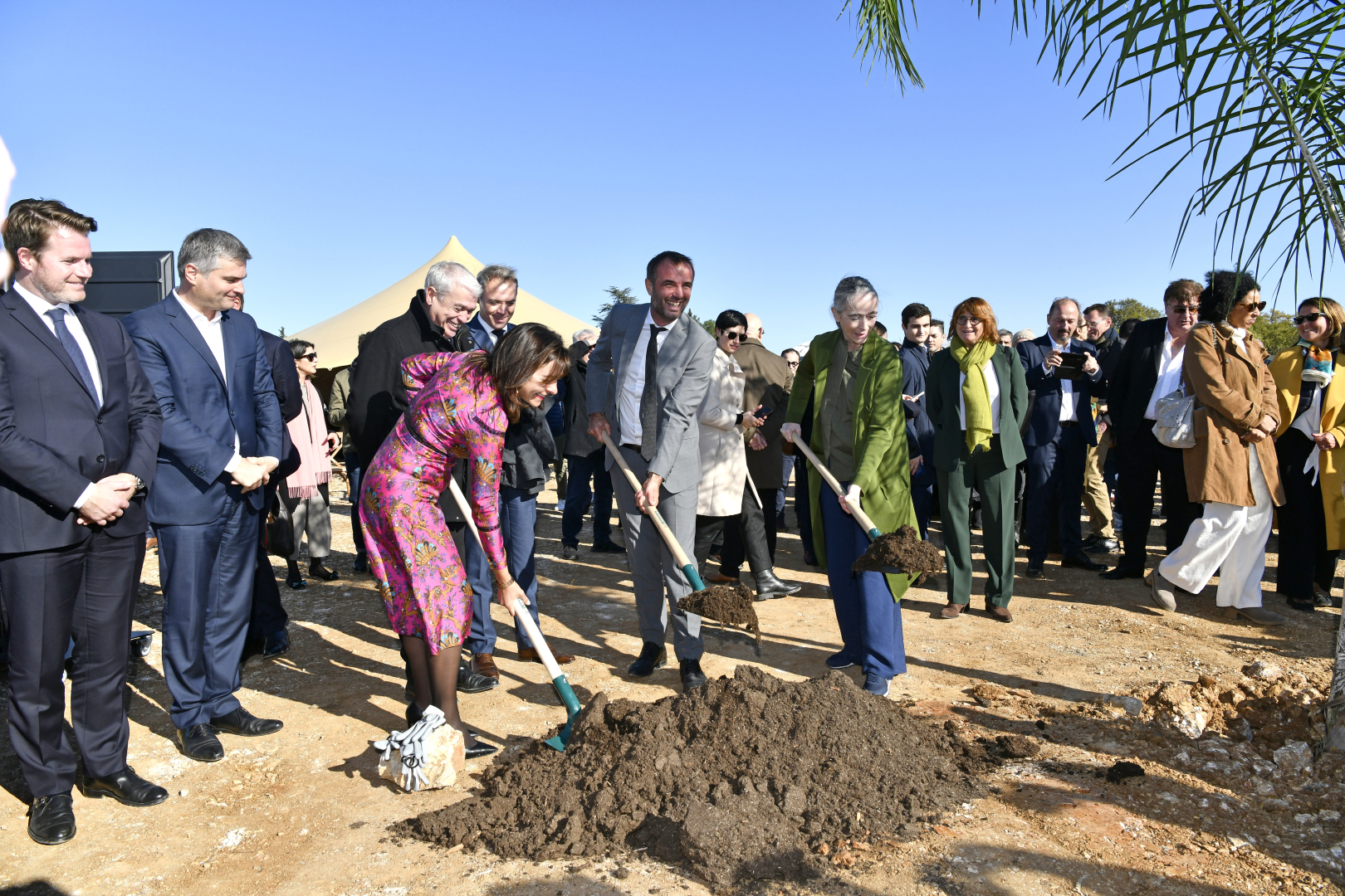 Plantation d'un palmier pour le lancement du chantier 