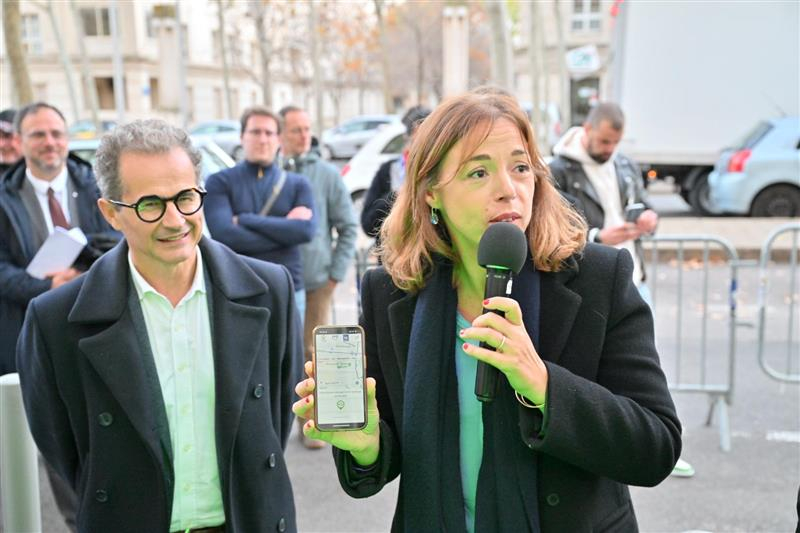 Jérôme Charachon, Directeur Général d’e-Totem, aux côtés de Julie Frêche lors de l'inauguration