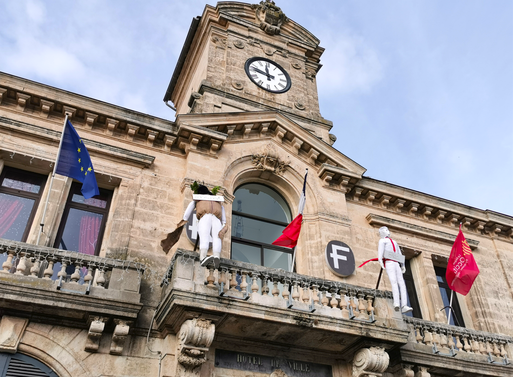 Pendaison des "pépettes" au balcon de l'hôtel de Ville de Cournonterral