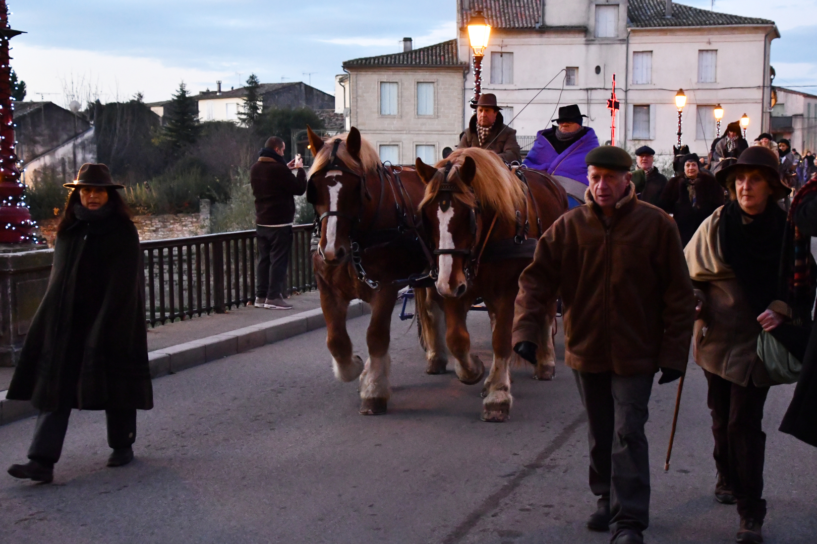 Marcheurs et chevaux bien couverts pour parcourir les 14 km entre Saint-Geniès des Mourgues et Villevieille...