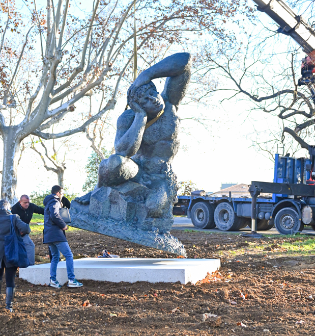 L'arrivée de la statue par élévateur