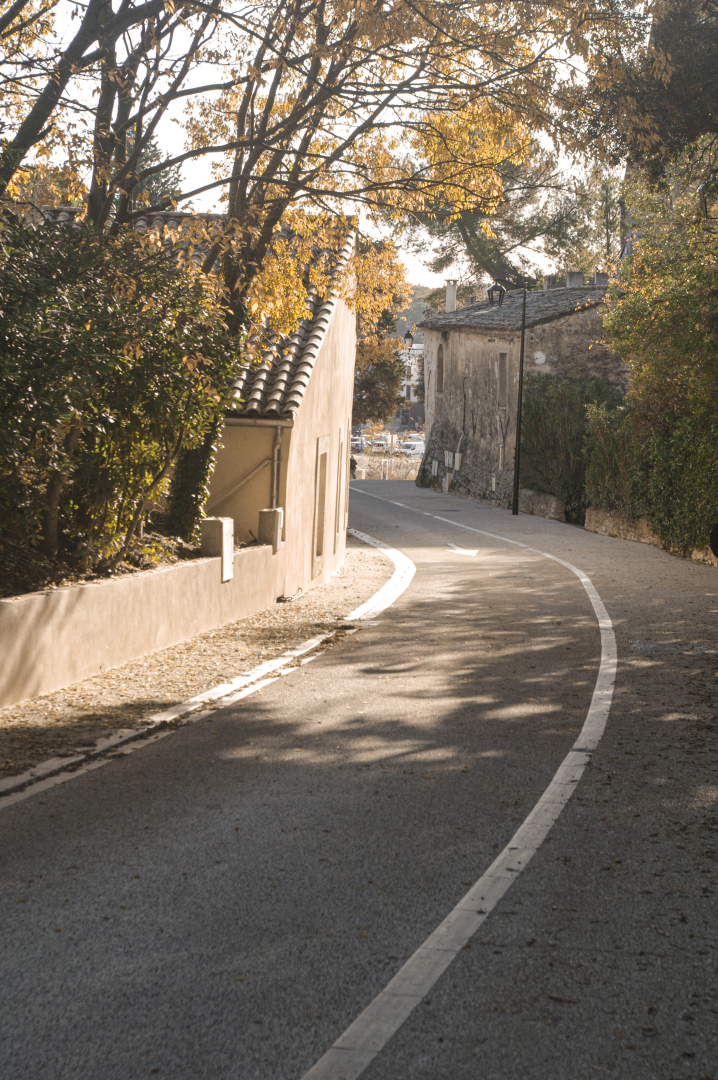 Rue rénovée avec espace cyclable 