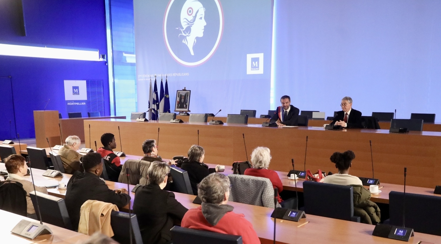 public cérémonie salle du conseil municipal maire et adjoint 