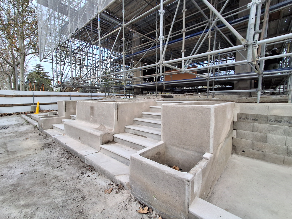 Vue des escaliers, bancs et bacs à plantes