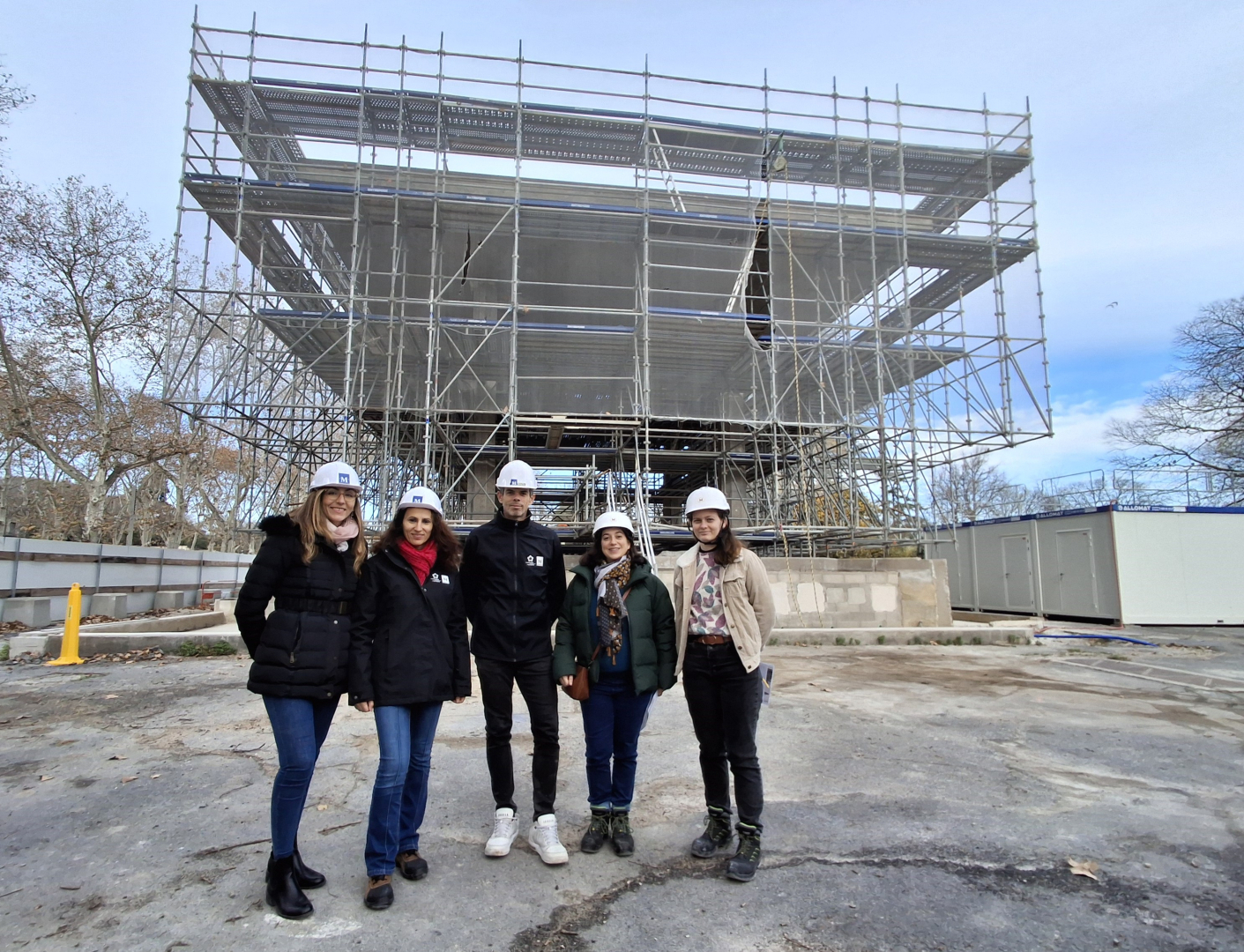 Devant le Kiosque Bosc, l'équipe de maîtrise d'ouvrage et de maîtrise d'oeuvre du chantier