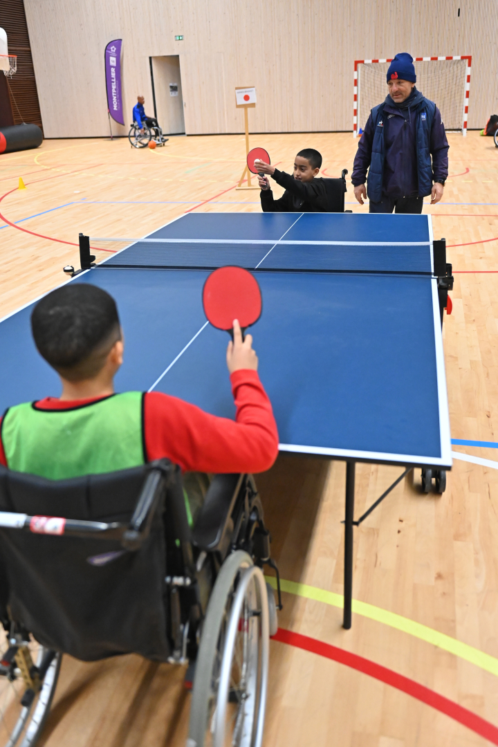 ping-pong en fauteuil enfants éducateur 