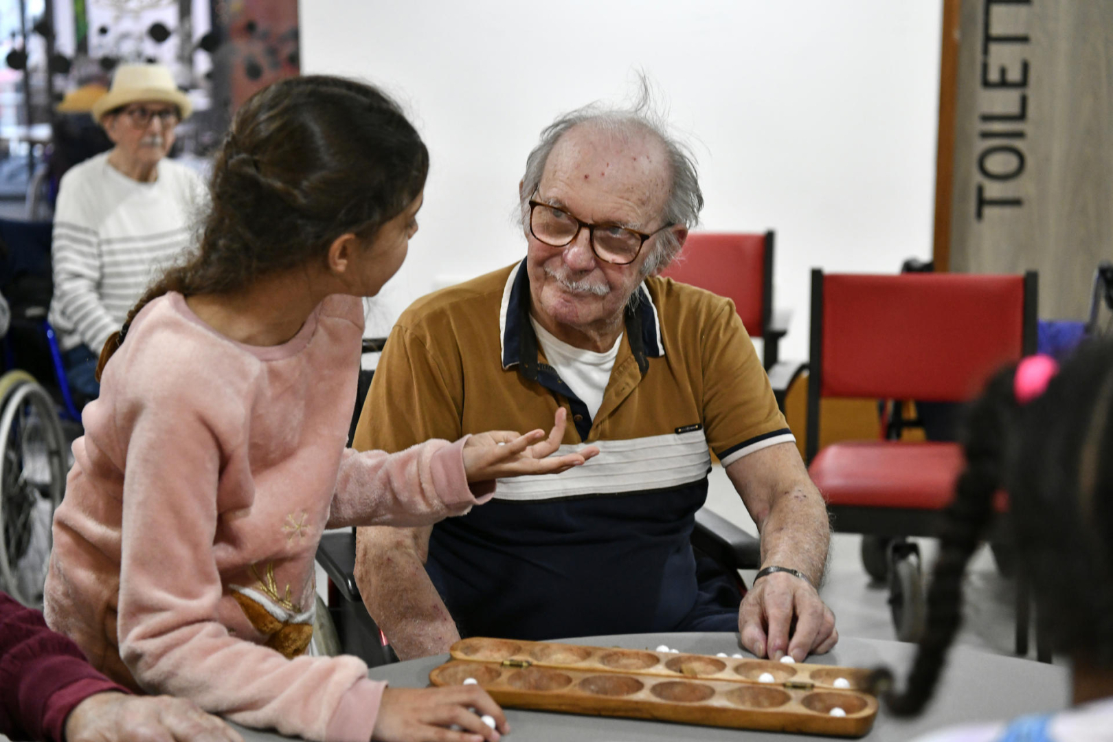 un senior et une enfants