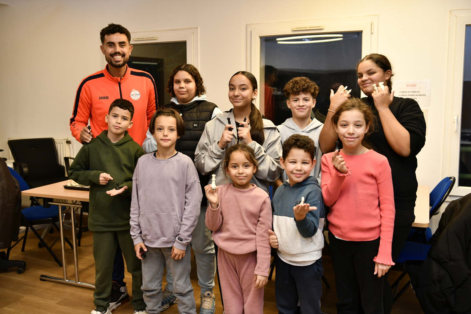 photo groupe enfants et animateur  