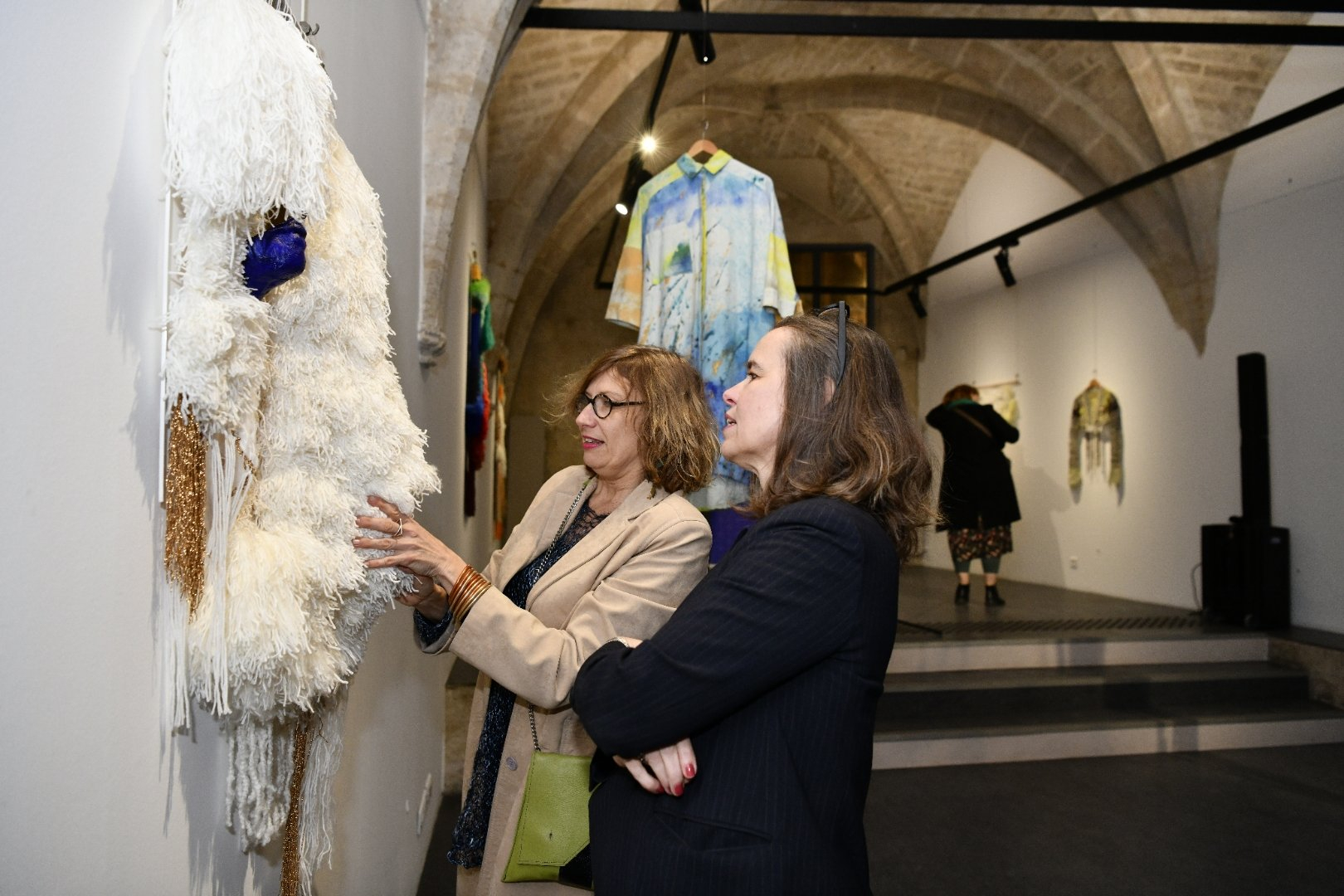 Gaëlle Debeaux donne des précisions techniques à Agnès Robin, adjointe à la Culture 