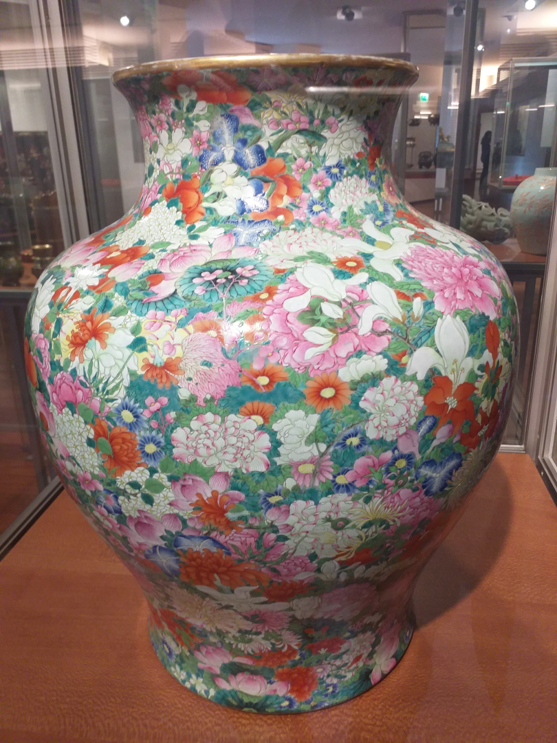 Jarre "mille fleurs". Porcelaine datant de la dynastie Qing (XVIIIe siècle) 