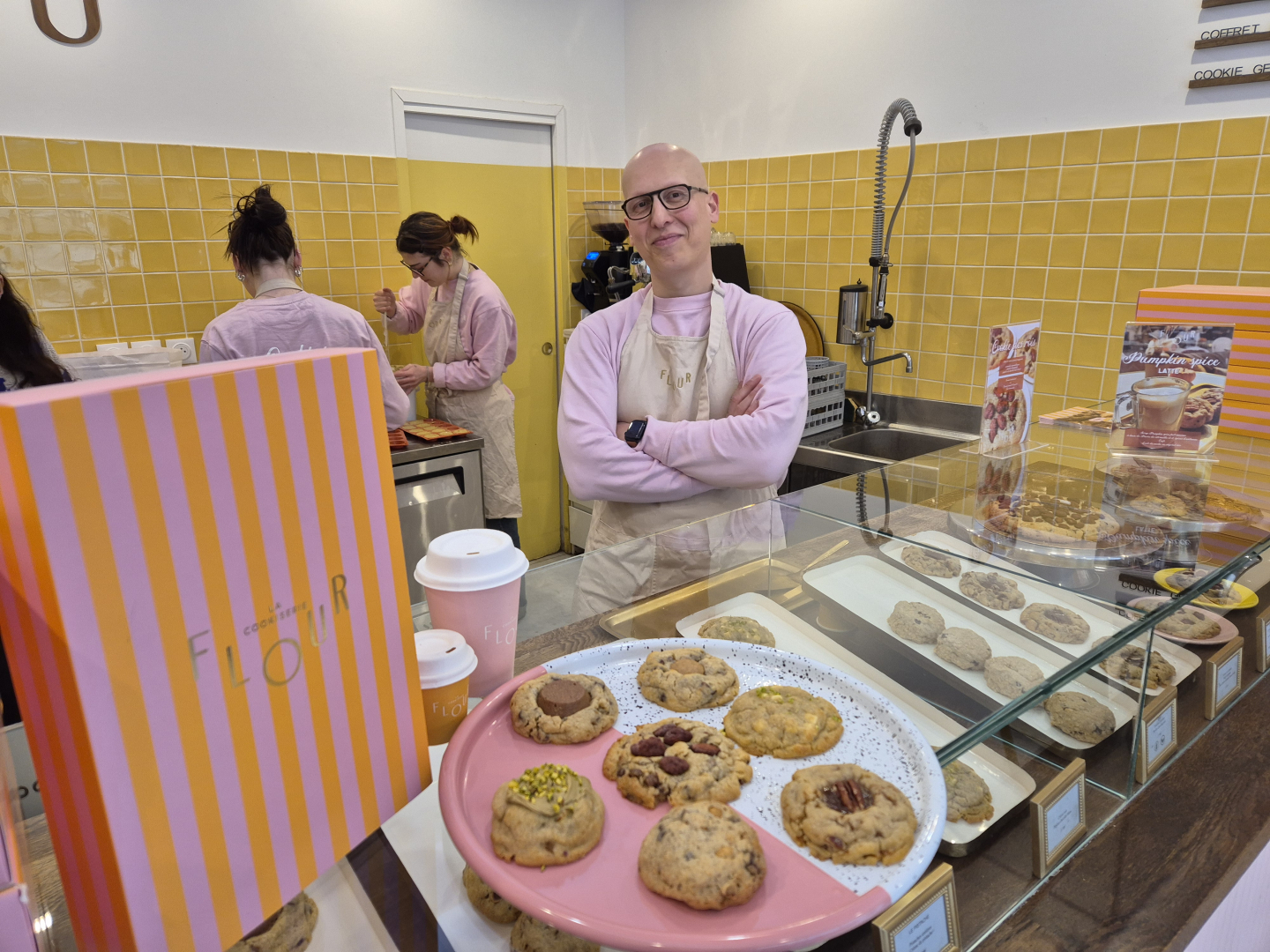 Julien dans son salon de thé