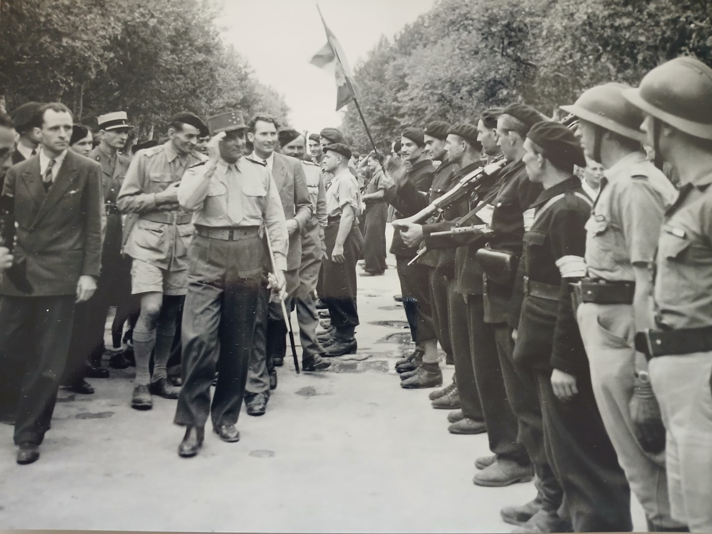 Photo noir et blanc de l'entrée à Montpellier de De Lattre de Tassigny