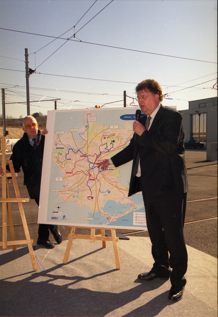 Georges Frêche présente une carte du futur réseau de tramway 